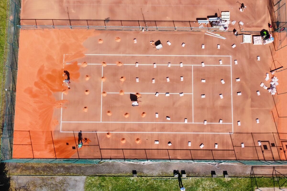 Tennisplatz Sand einstreuen