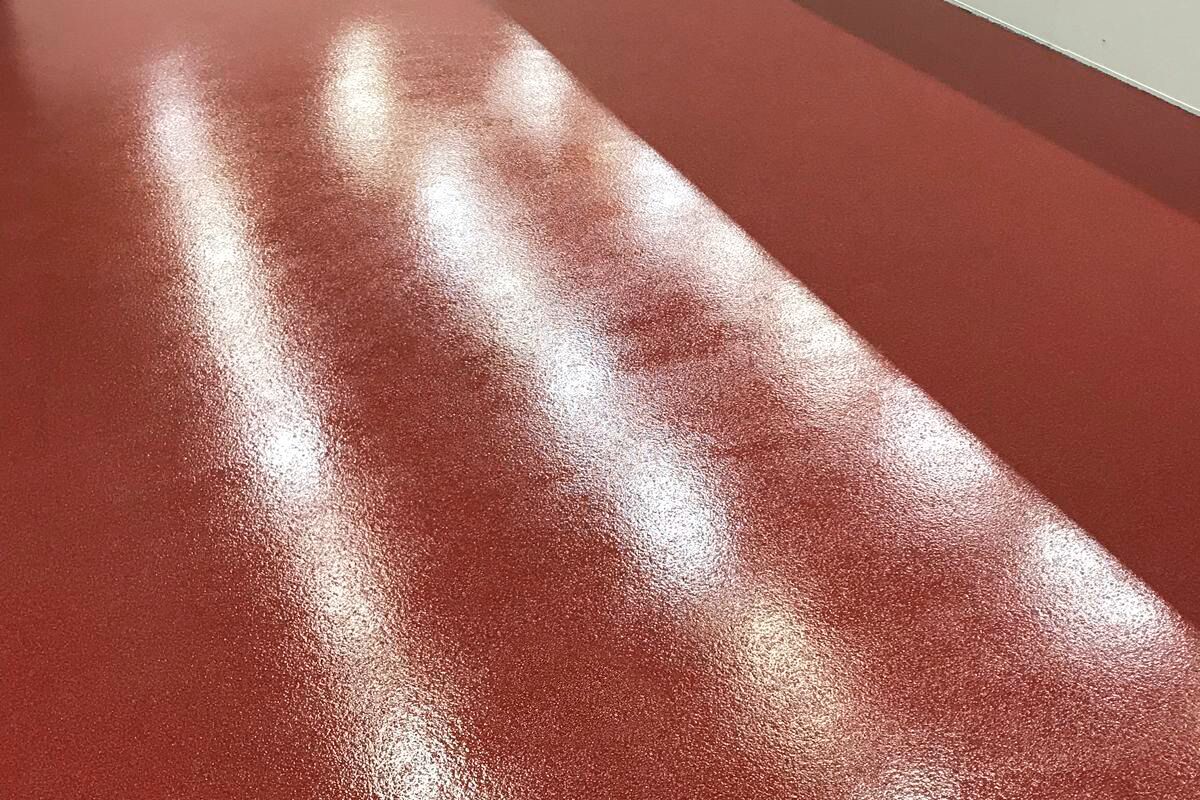 45 / 5.000 Übersetzungsergebnisse Red floor coating with a new sealer